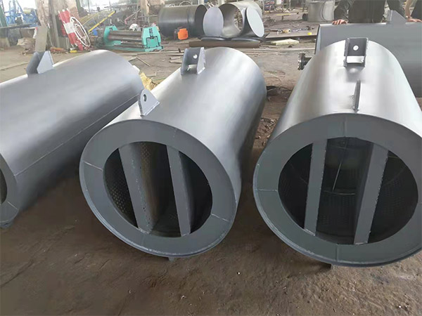 過(guò)熱器消聲器包括蒸汽熱水器、消聲器體、下蓋、水汽進(jìn)口管、出汽口、排水管